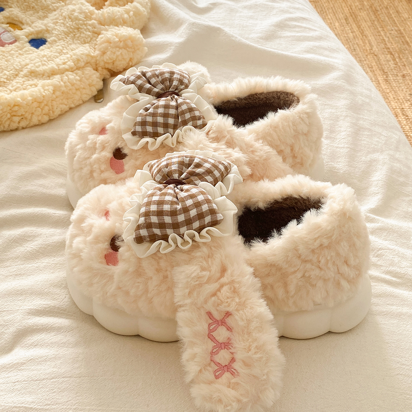 可爱小狗蝴蝶结毛绒保暖棉拖鞋