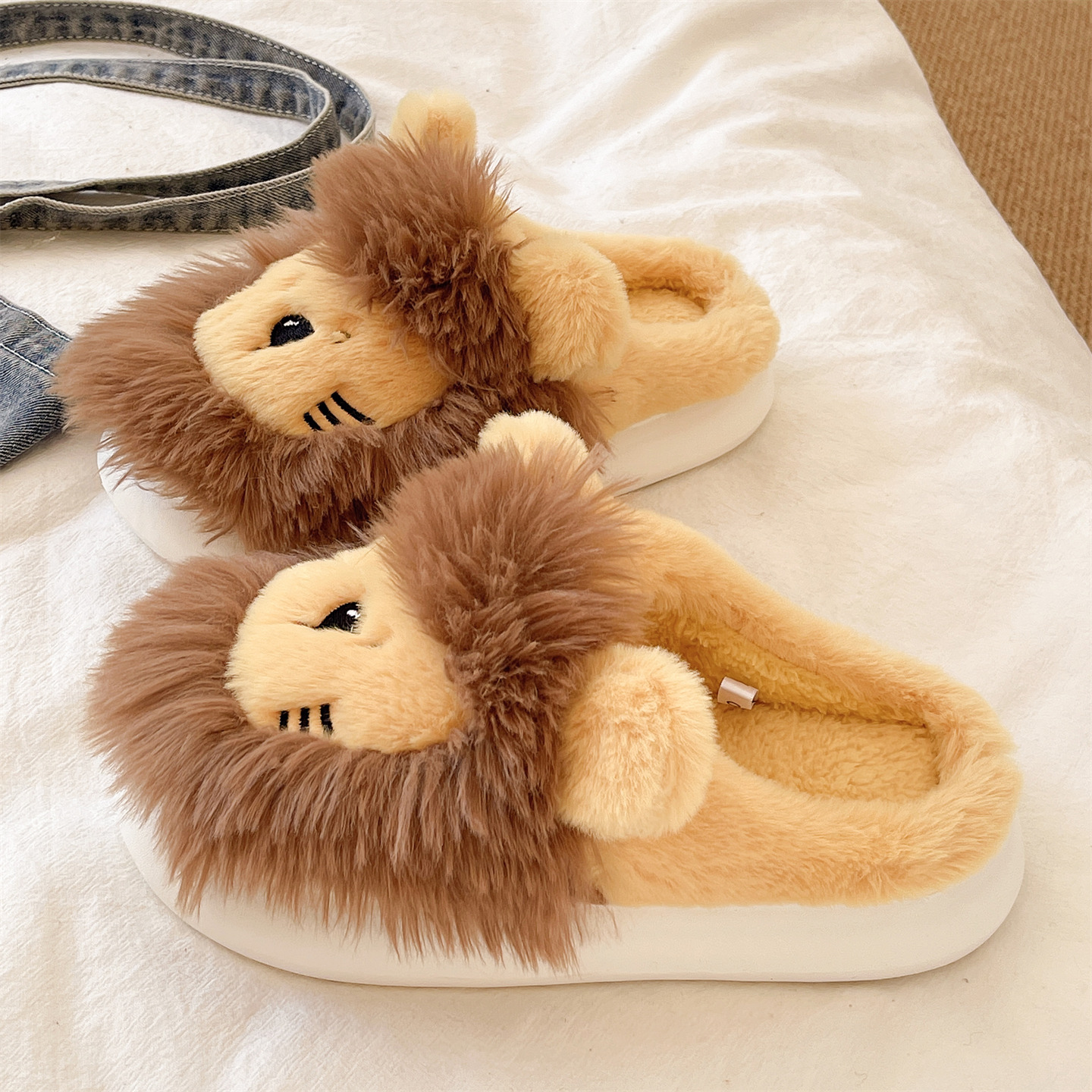 俏绘可爱小狮子厚底保暖毛毛拖鞋