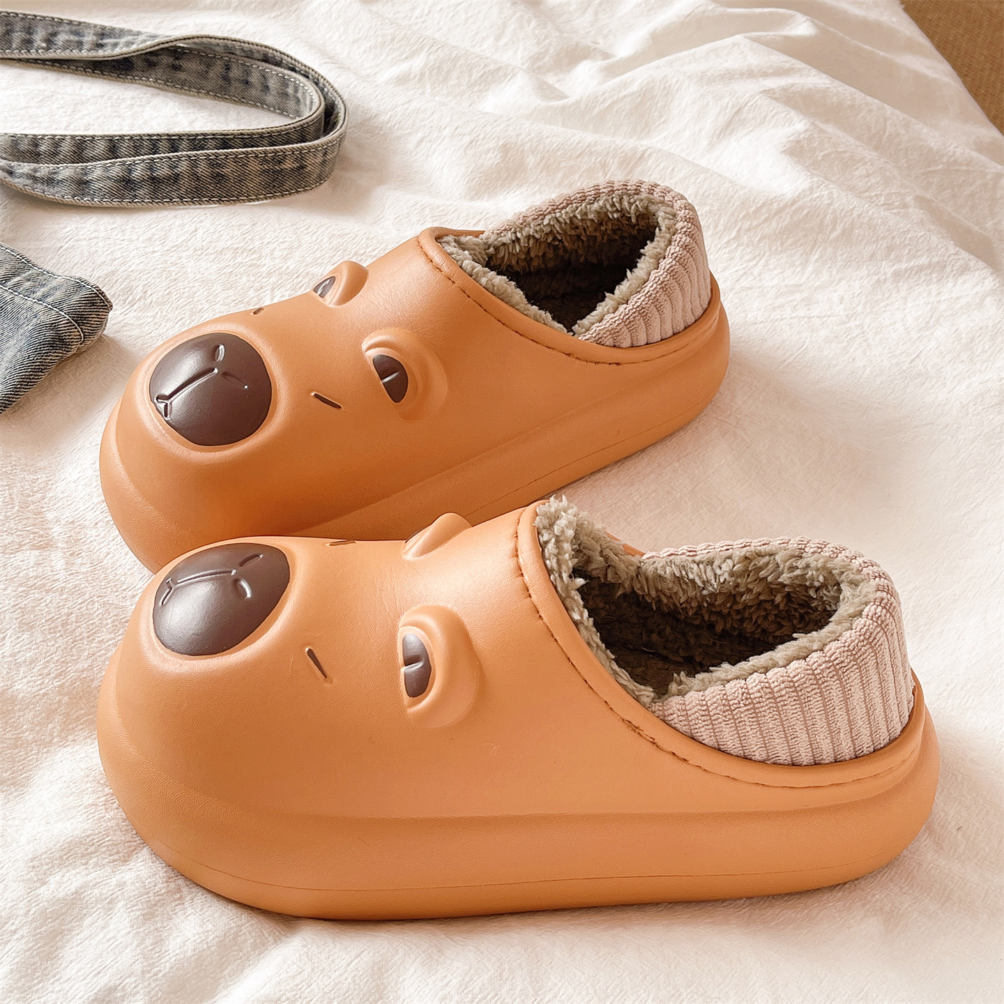 俏绘可爱卡皮巴拉防水包跟棉拖鞋