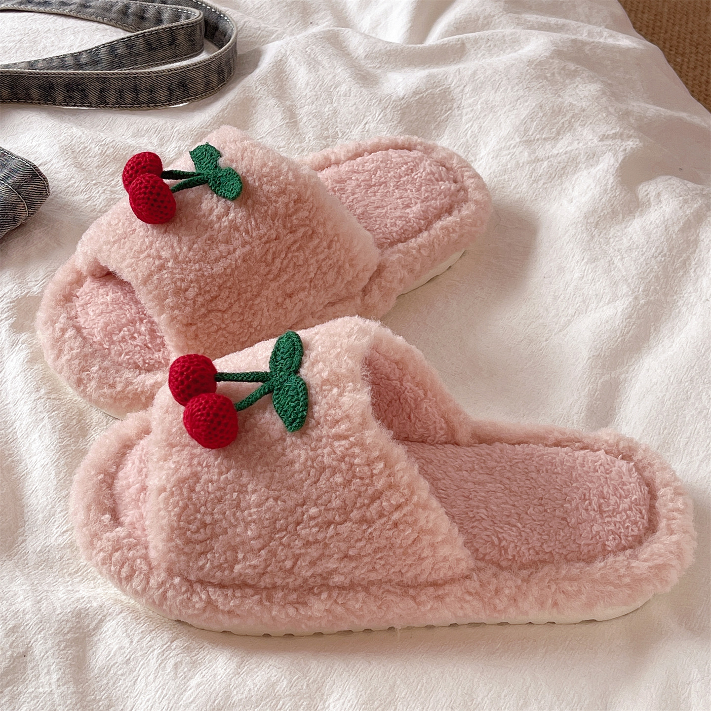 俏绘可爱樱桃一字毛绒开口棉拖鞋