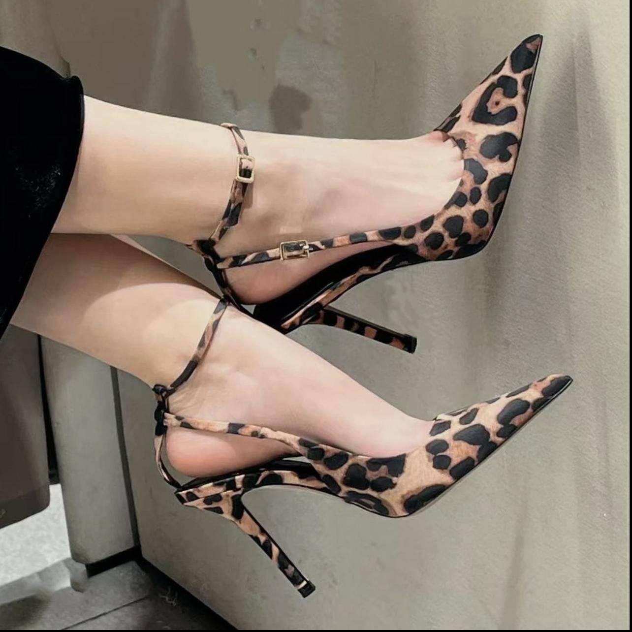 豹纹尖头凉鞋女款2025新款一字带气质性感细跟不累脚绝美高跟鞋女