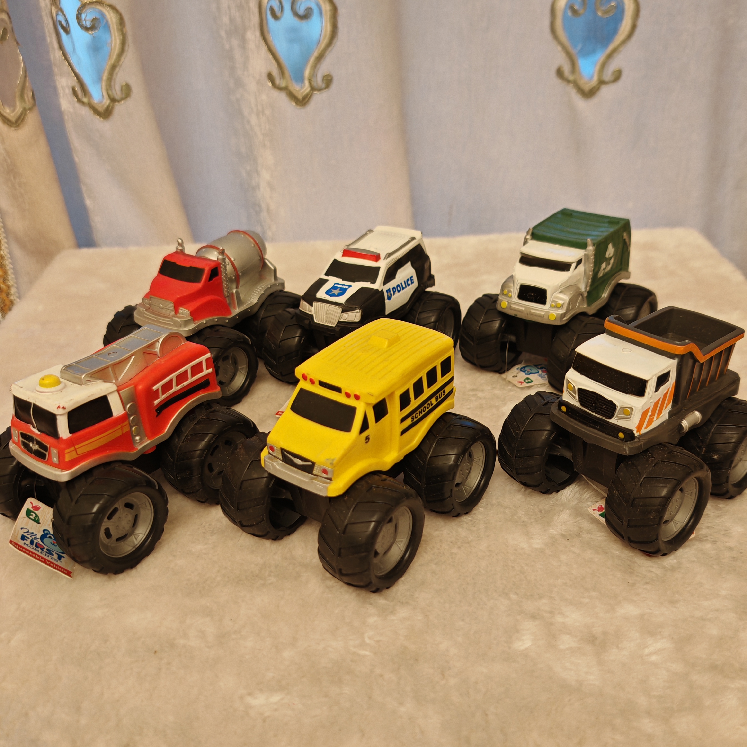 软胶越野巴士滑行玩具车儿童大脚车男孩宝宝软胶校车大轮汽车