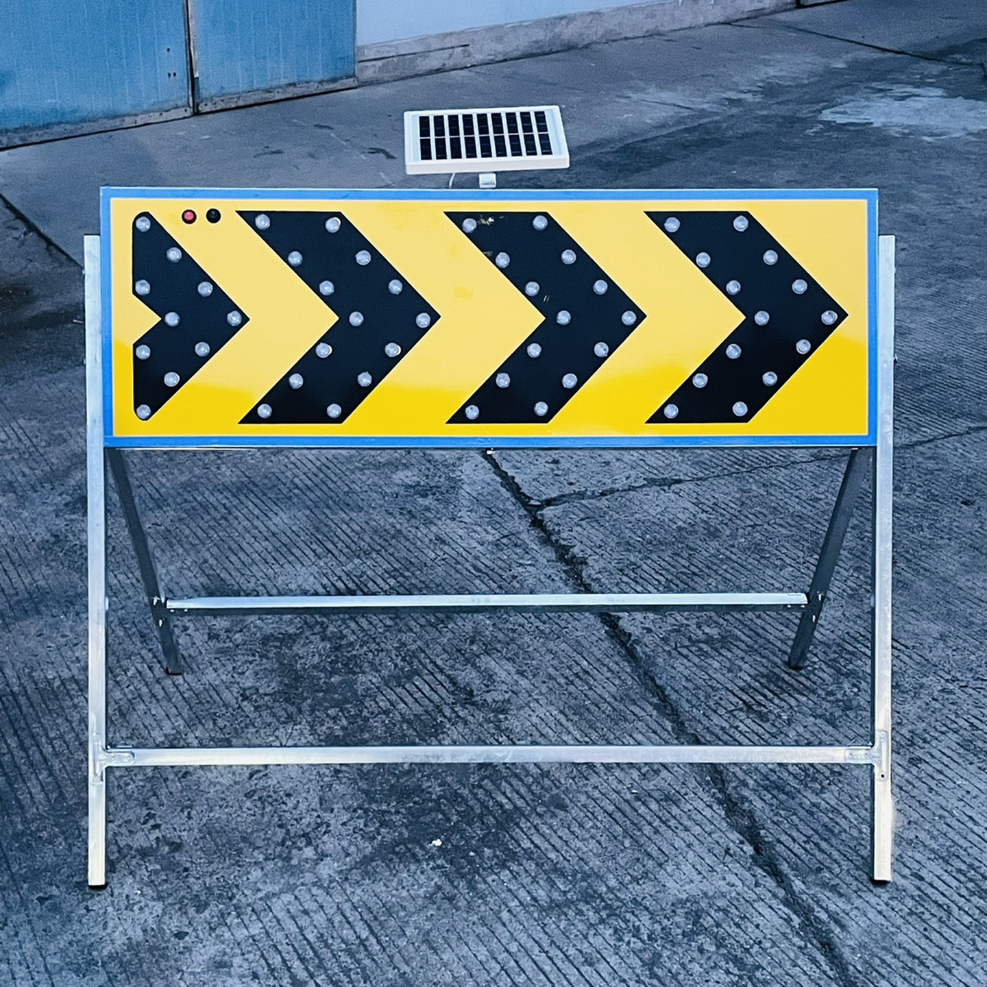 箭头导向灯太阳能导向牌指示灯led箭头灯夜间施工程诱导警示爆闪