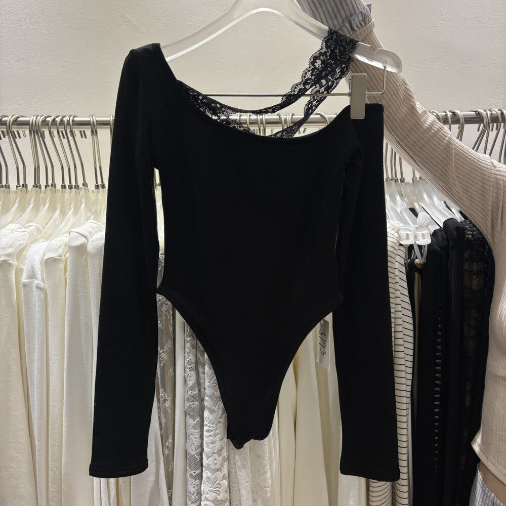 Simida正版2025冬季新款时髦洋气时尚百搭蕾丝拼接斜肩连体打底衫