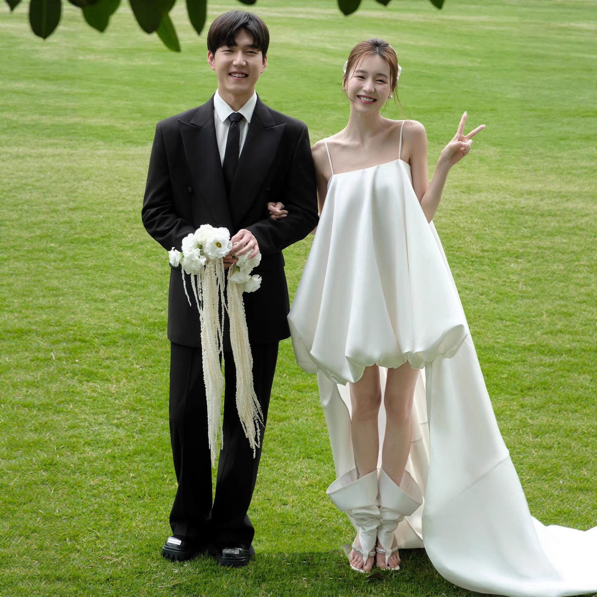 高级定制韩国财阀千金气质小众轻奢甜美吊带前短后长轻婚纱裙宇航