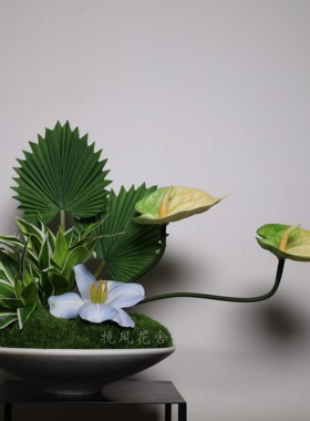 酒店圆桌中间摆花餐厅桌面花艺