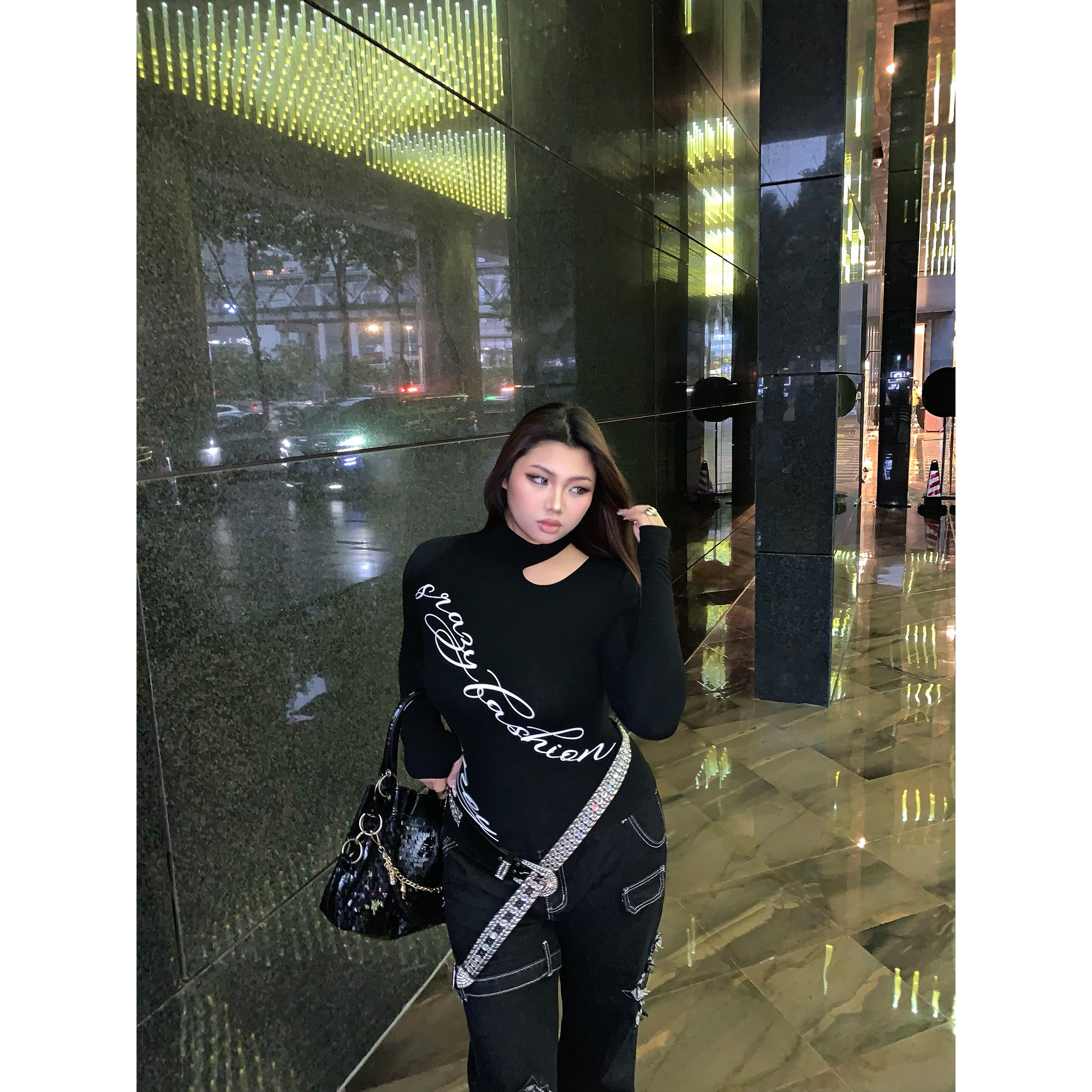 辣妹百搭高领镂空字母印花上衣