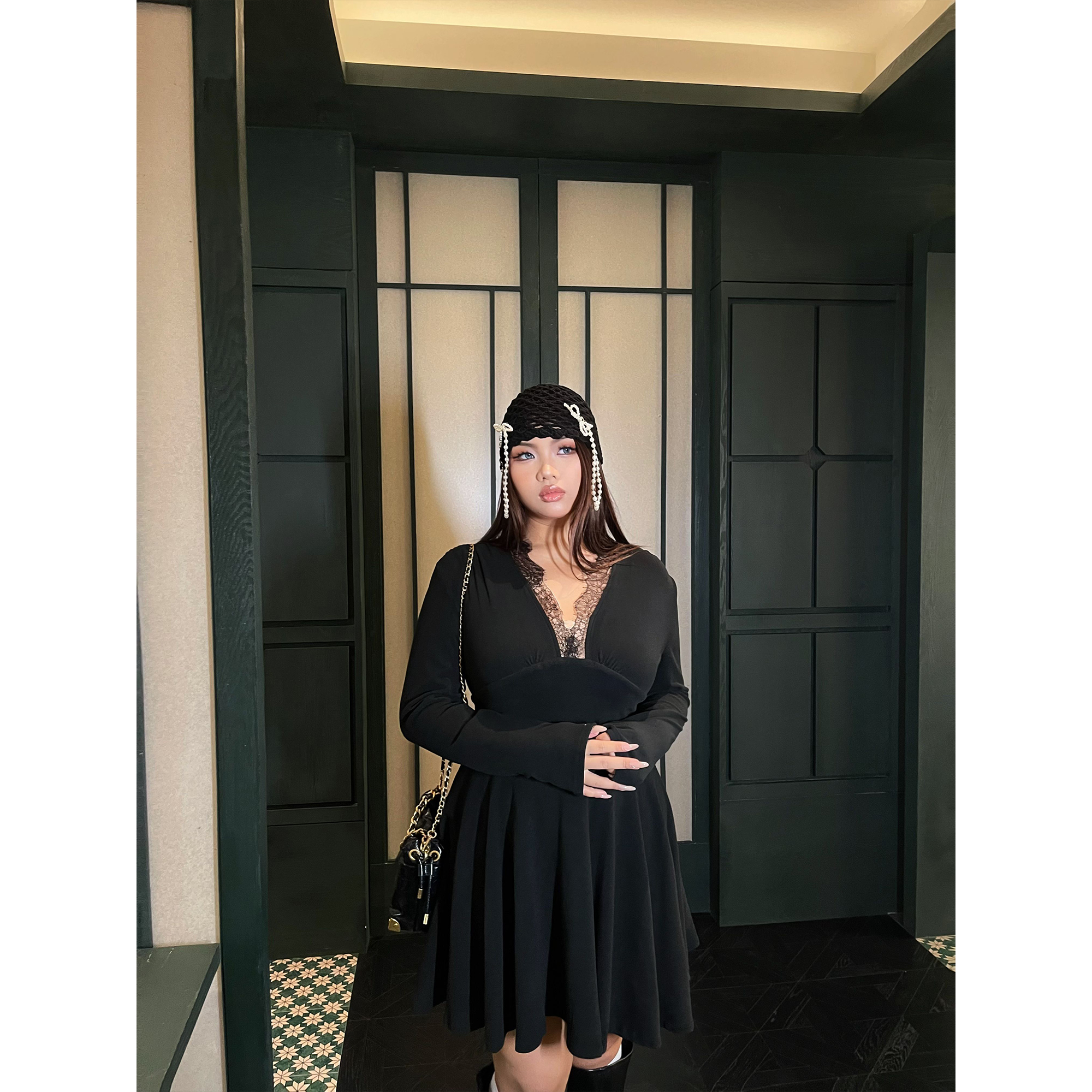 楠哥微胖mm辣妹性感V领蕾丝黑色长袖连衣裙女秋大码纯欲显瘦裙子