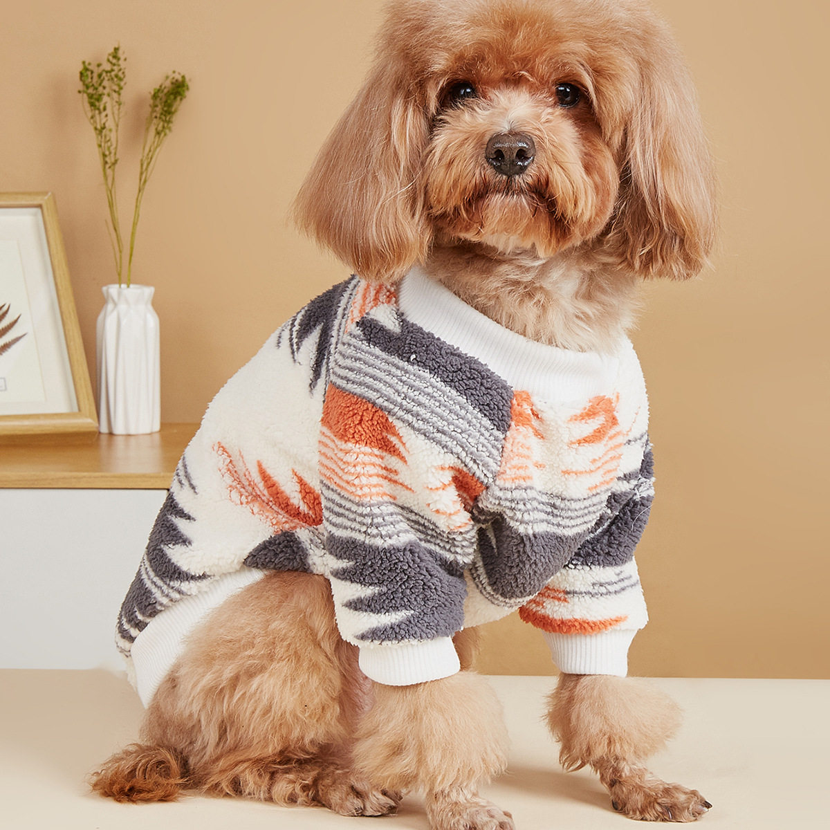 宠物衣服几何图案猫狗通用秋冬毛绒卫衣小型犬两脚衣厂家批发