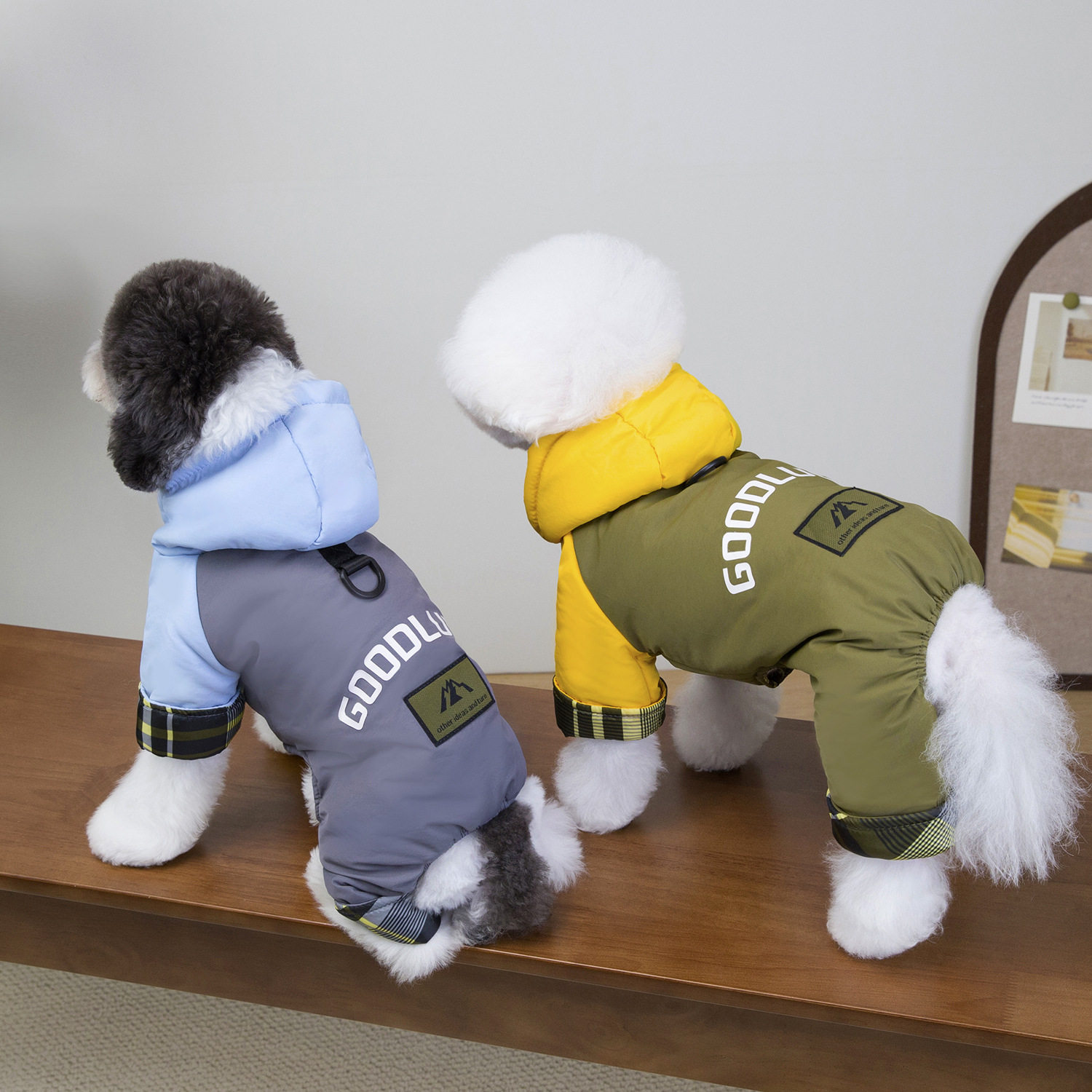 狗狗衣服秋冬新款服装泰迪宠物衣服冬季加厚25带帽三色四腿棉衣
