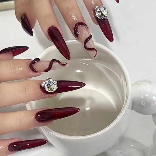 2025爆闪新年红手工穿戴甲钻饰小蛇造型新年战甲显白精致穿戴甲