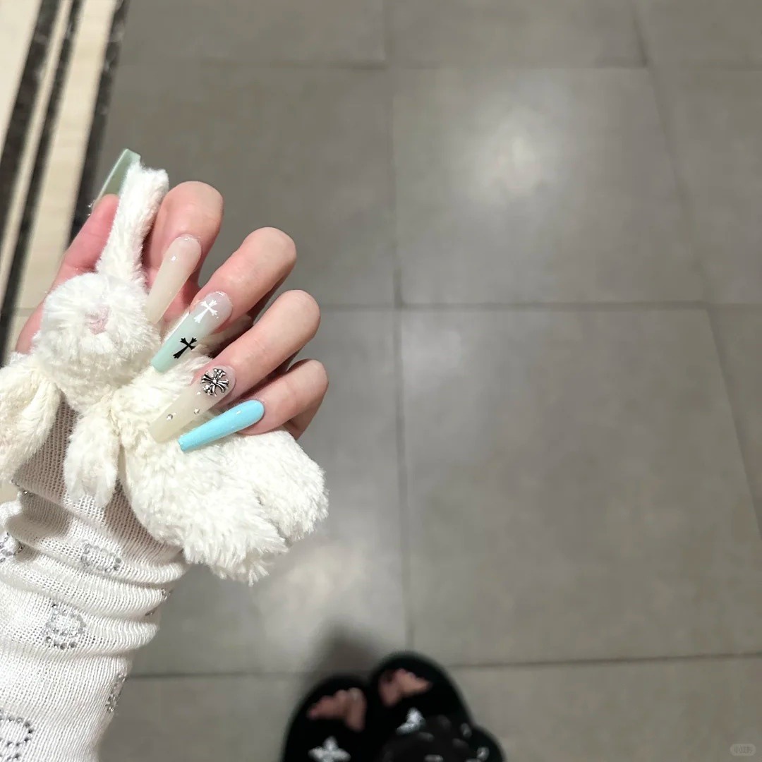 纯手工穿戴甲渐变乳白十字架气质高级感ins甜酷显白可拆卸美甲贴