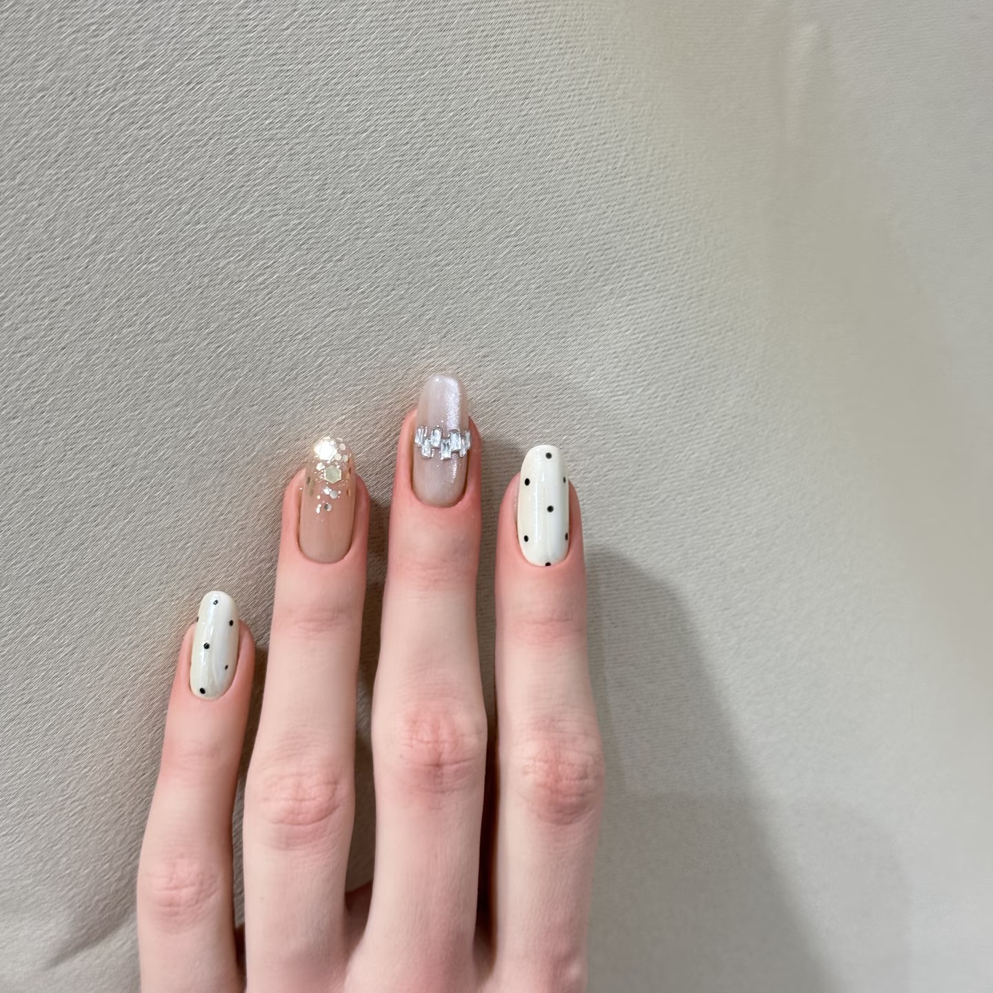 小红书爆款秋冬纯欲奶白波点侧光晶石猫眼显白简约可拆卸穿戴甲贴