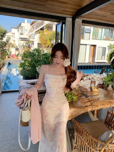 甜美碎花褶皱吊带连衣裙女法式