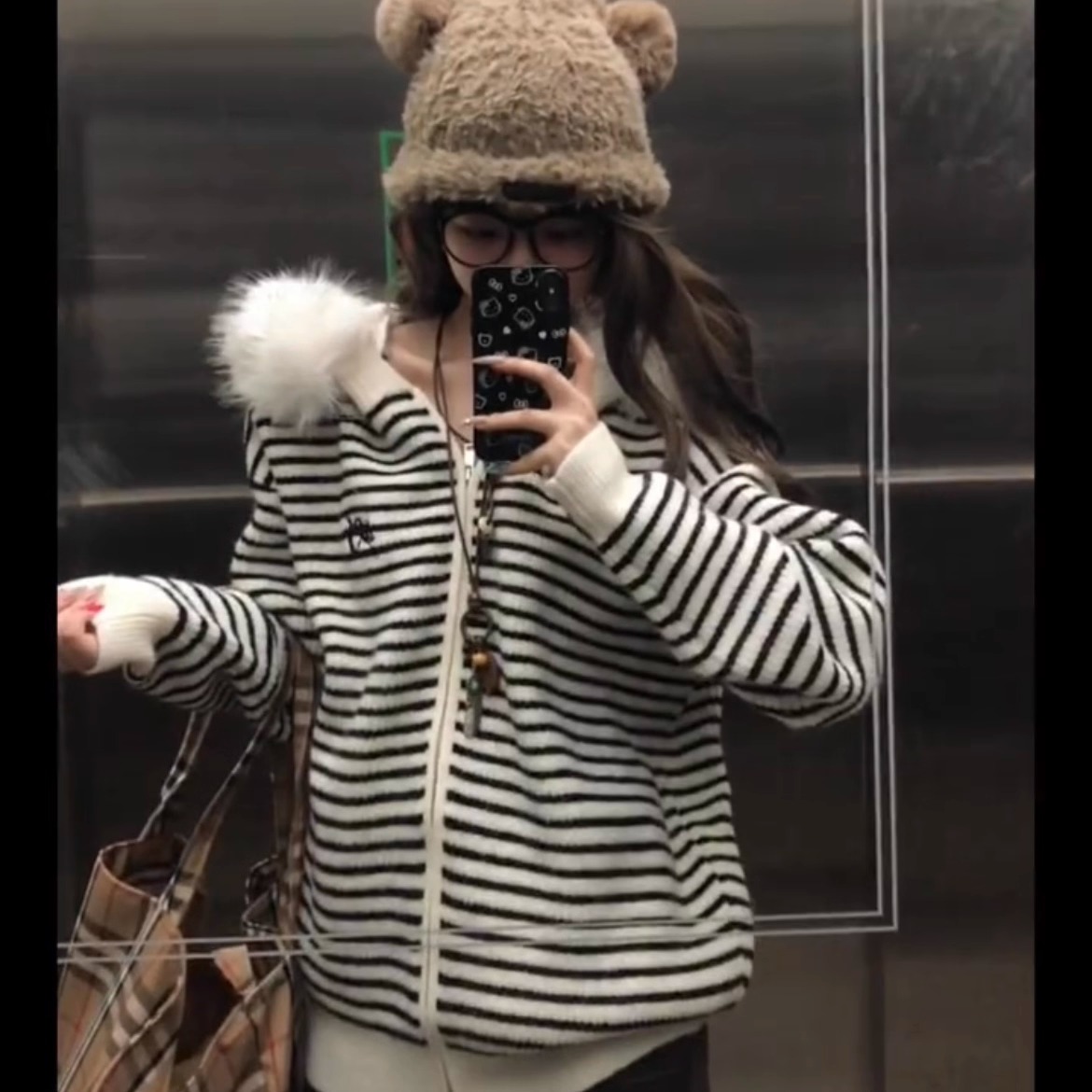 慵懒风黑白条纹连帽毛领针织开衫