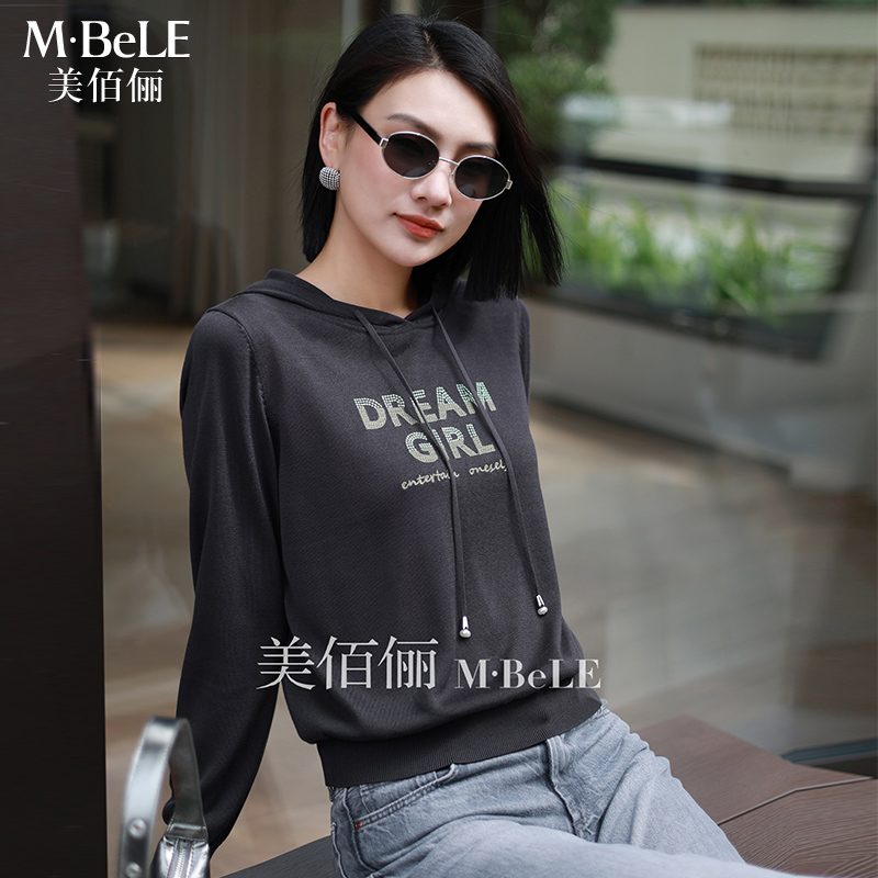 美佰俪新款天丝连帽正肩针织衫女2025秋宽松休闲百搭字母刺绣上衣