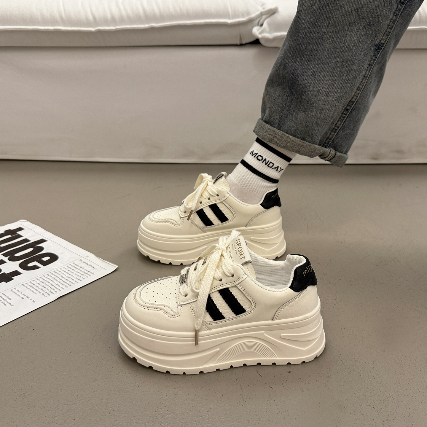 白色休闲鞋女秋冬圆头松糕小白鞋