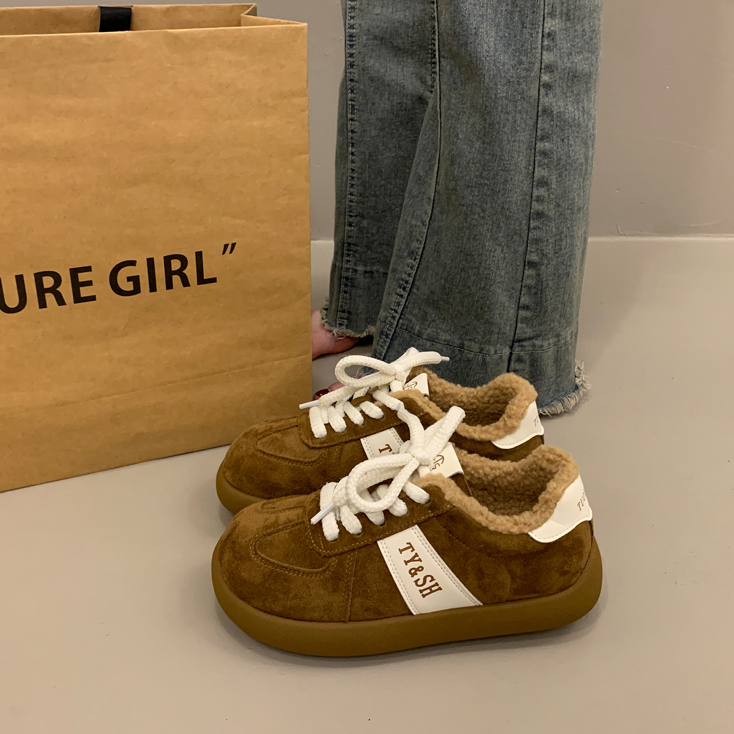 百搭平底板鞋女冬季设计感休闲鞋