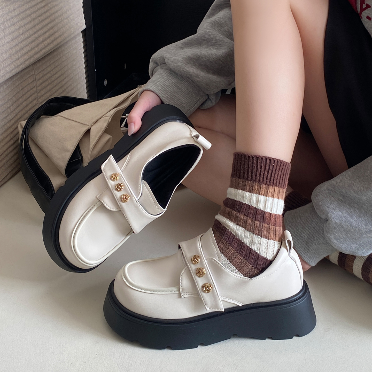 黑色小皮鞋女秋冬季绝美深口单鞋