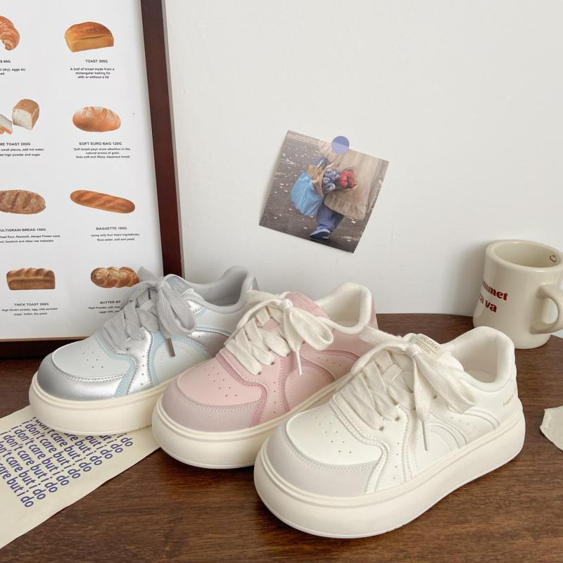 厚底小白鞋女秋季板鞋2025巨好看配裙子鞋子学生百搭运动鞋面包鞋