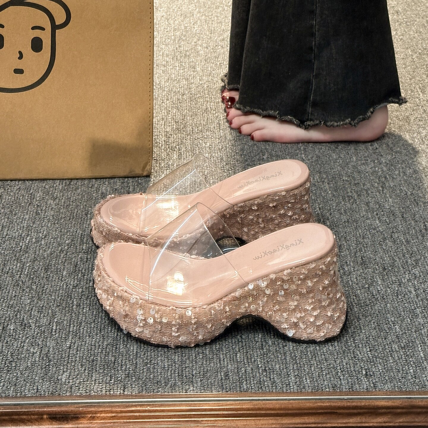 坡跟厚底透明拖鞋女夏外穿2026新款绝美闪闪亮片一字鱼嘴高跟凉拖