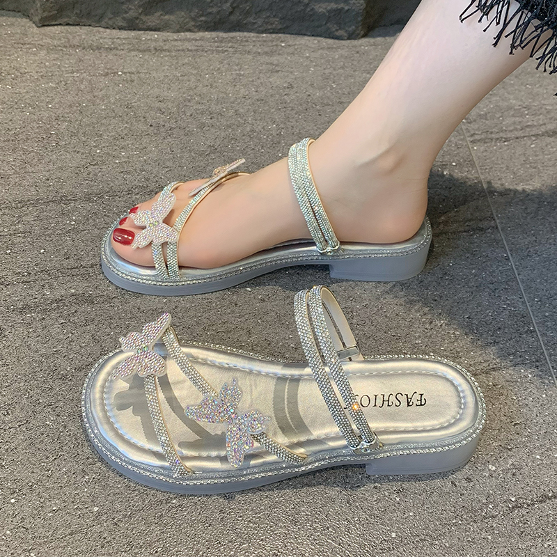 品牌绝美凉拖鞋外穿女夏季2025新款网红蝴蝶水钻配裙子的鞋子罗马