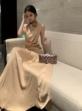 法式高级感无袖荡领挂脖连衣裙女度假风性感褶皱收腰显瘦a字长裙