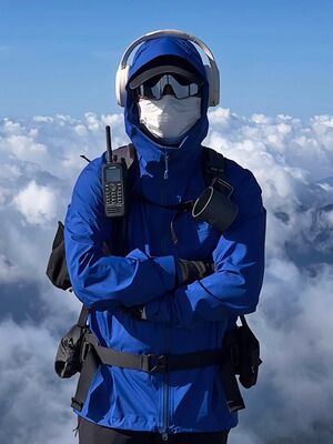 克莱因蓝户外冲锋衣外套男款春秋硬壳防水登山服旅行穿搭机能夹克