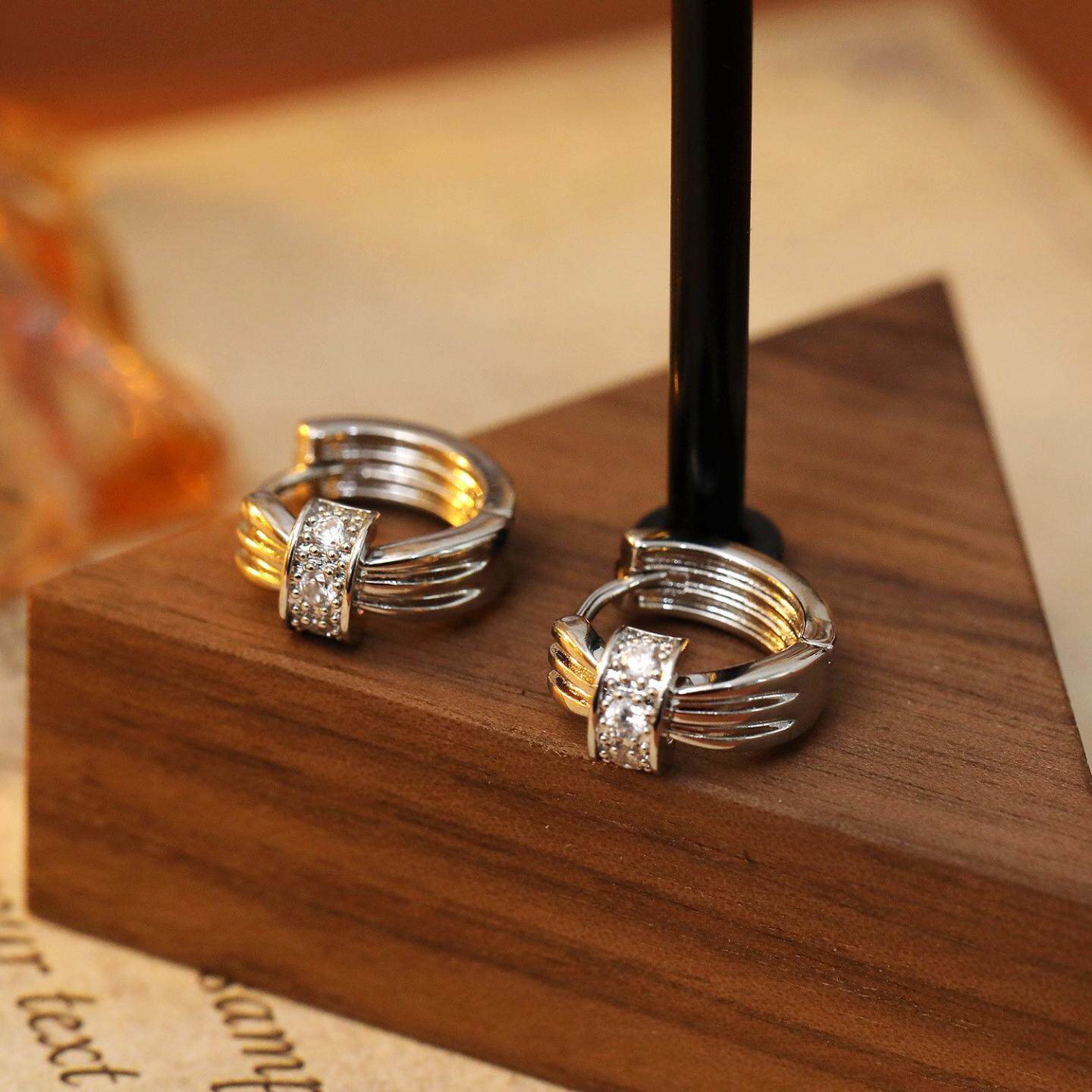 欧美新款时尚轻奢风耳坠个性铜镶锆石耳扣麻花纹宽版设计耳环饰品