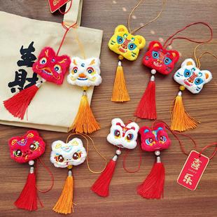 中国风毛绒醒狮流苏挂件开运生肖小玩偶送福虎狮喜庆公仔车载挂饰