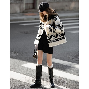 唐狮2025秋冬季厚外套女连帽满印仿羊羔毛短款外套设计感独特休闲