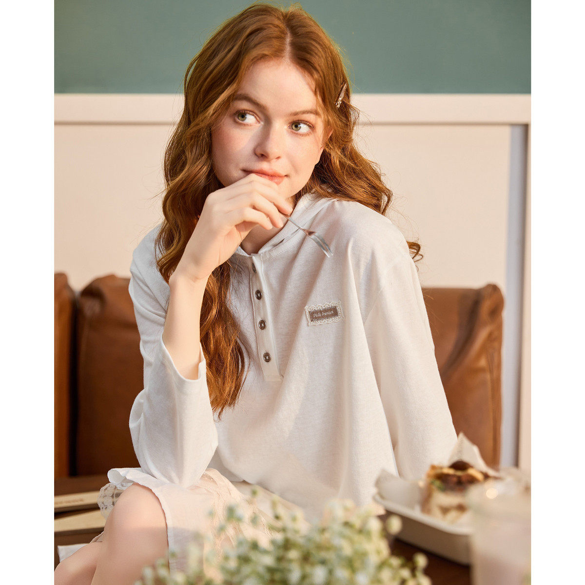 唐狮2026春季新款女连帽长袖T恤白色薄款春季外穿简约百搭上衣