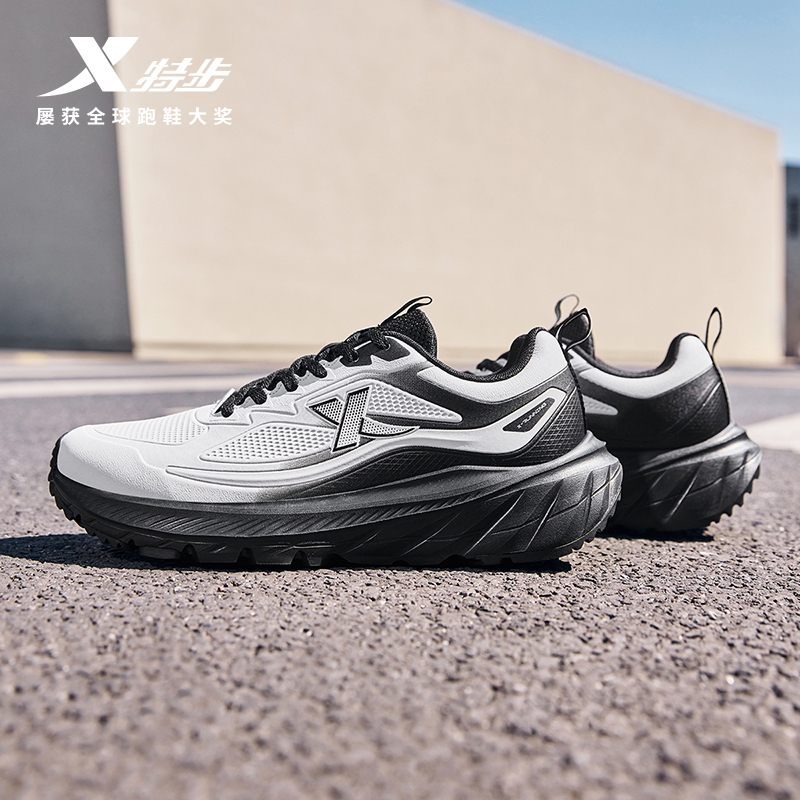 特步轻悦FW2丨跑步鞋男鞋2025冬季新款轻便跑鞋皮面防泼水运动鞋