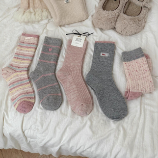 软乎乎 灰粉袜子～太少女啦 羊毛袜好暖和 一眼心动 秋冬氛围感