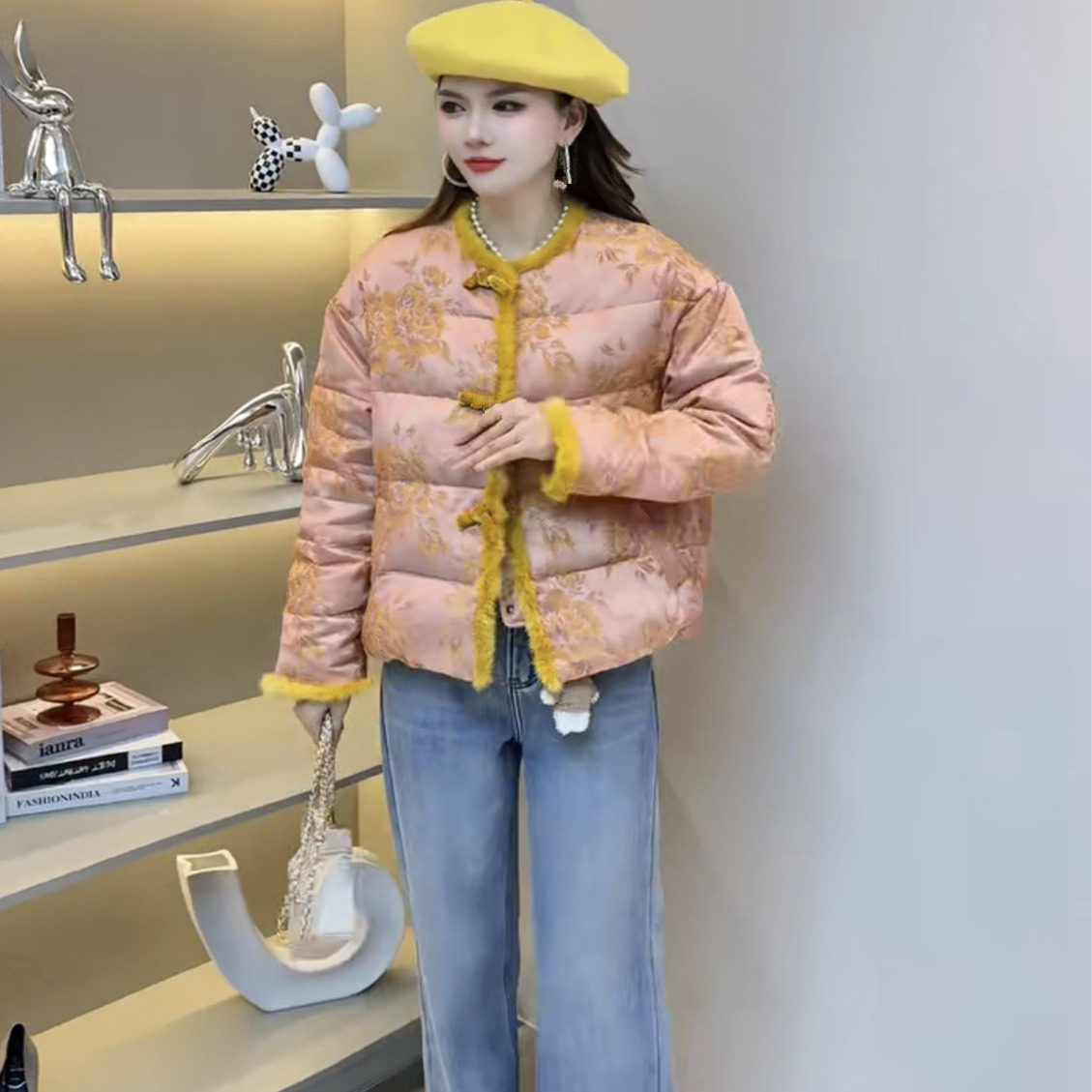 国潮风圆领盘扣拼水貂毛羽绒服女