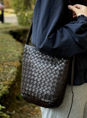 MOZE【25*9*26】0.6头层牛皮手工编织单肩斜挎包大容量通勤百搭包