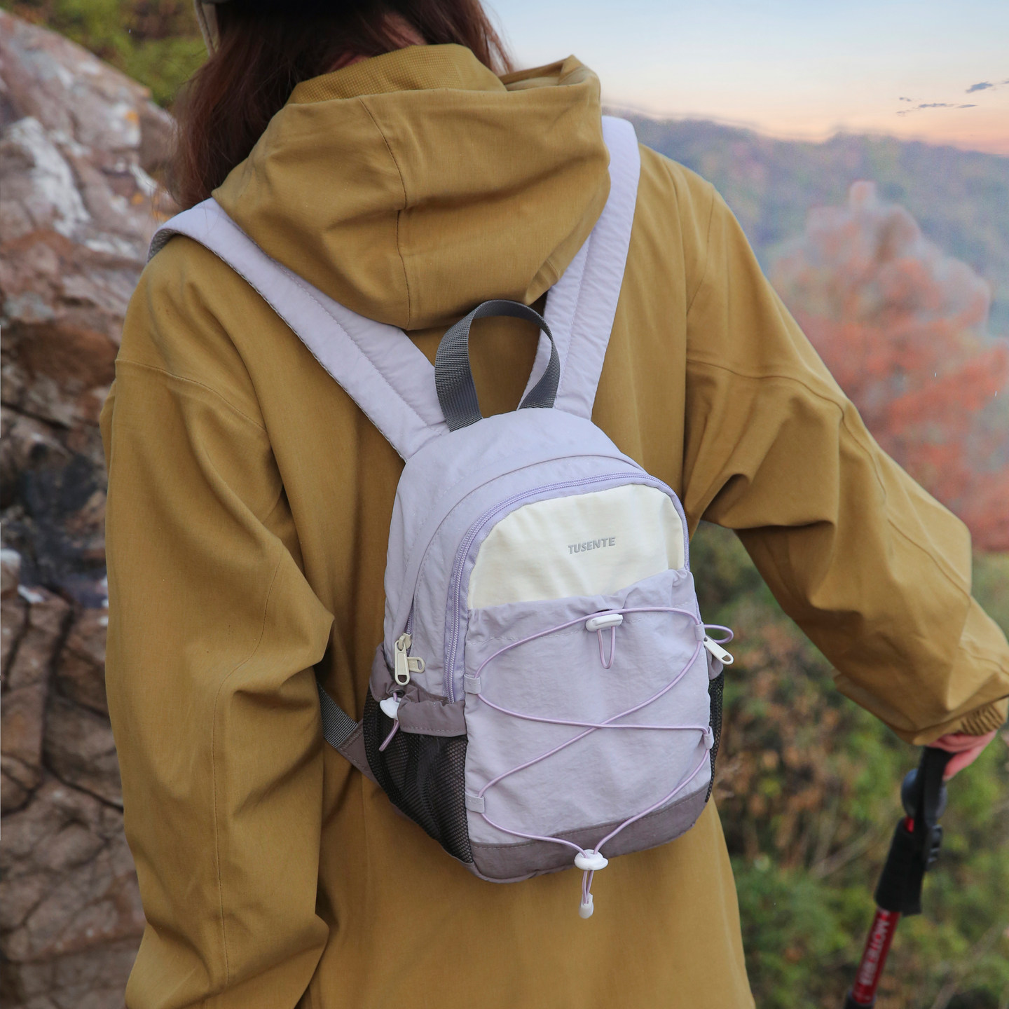 2026新款户外轻量化迷你小背包男女童旅行徒步登山轻便防水双肩包