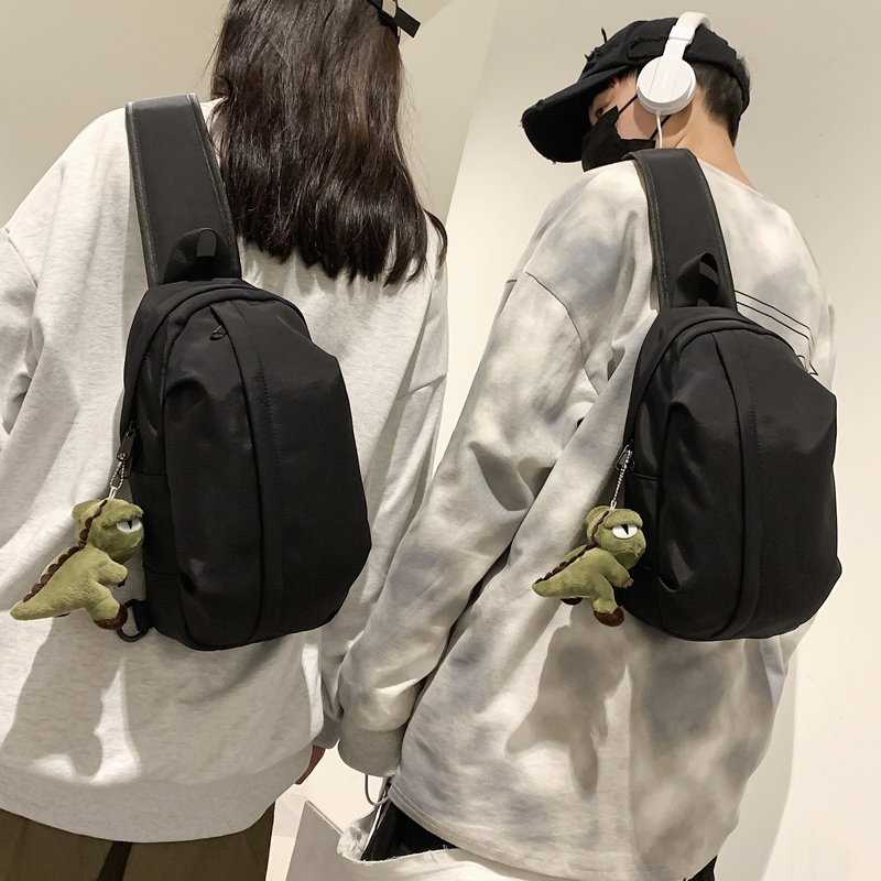 潮牌纯色胸包女简约2025新款单肩斜挎包轻便手机包潮流邮差包男包