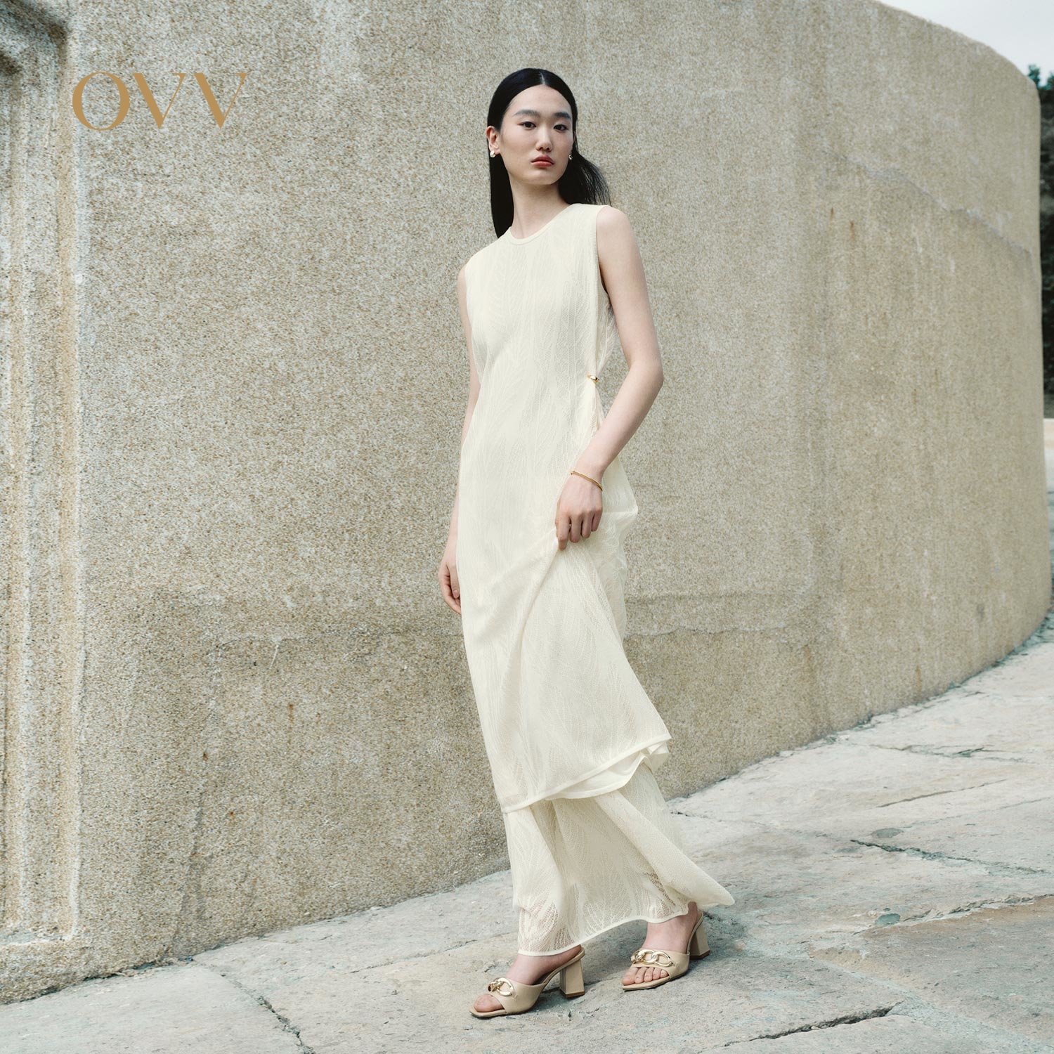 蕾丝花型 直筒版型 无袖设计