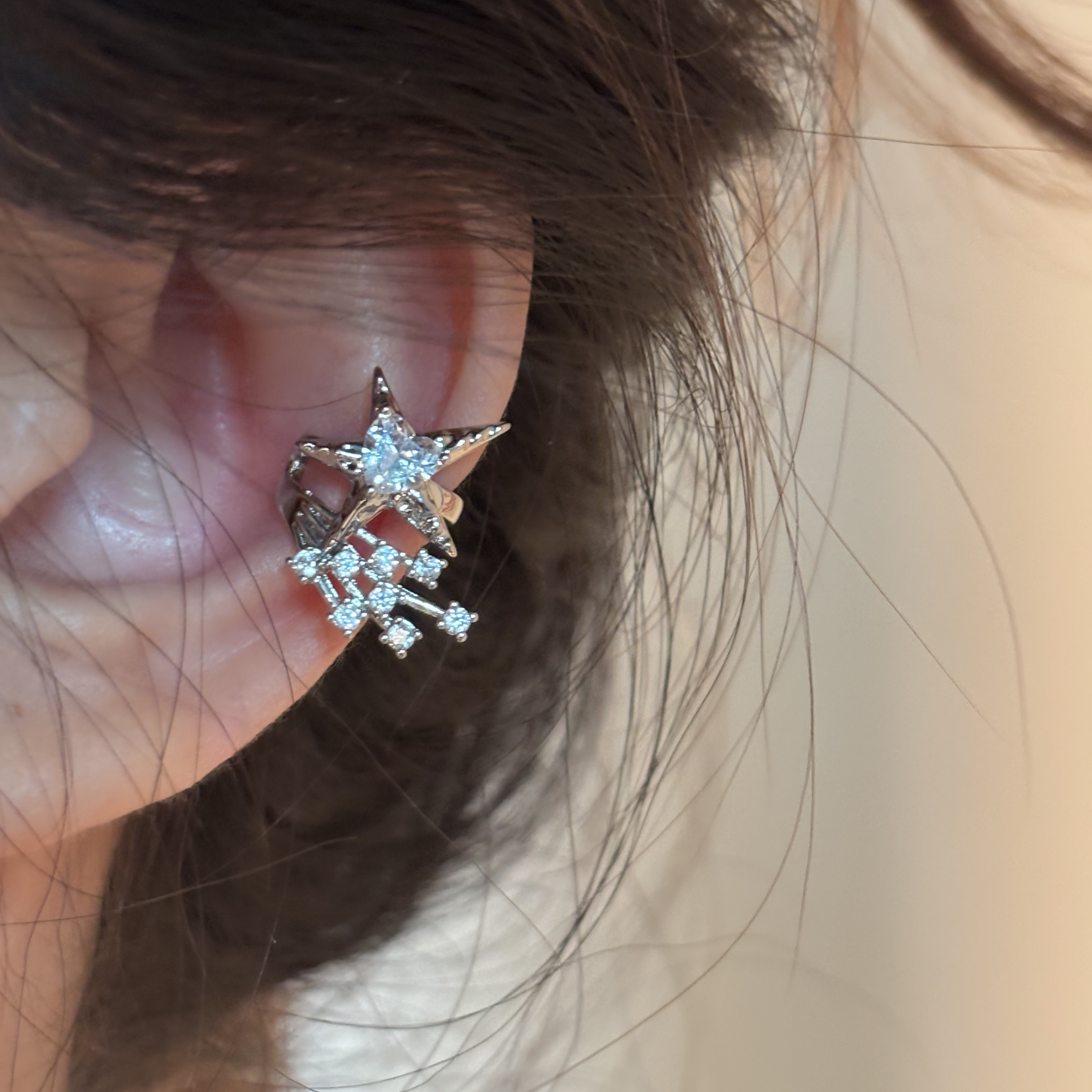 [楼哈哈]小众高级感爆闪锆石星星耳骨夹无耳洞女方圆脸无痛耳夹