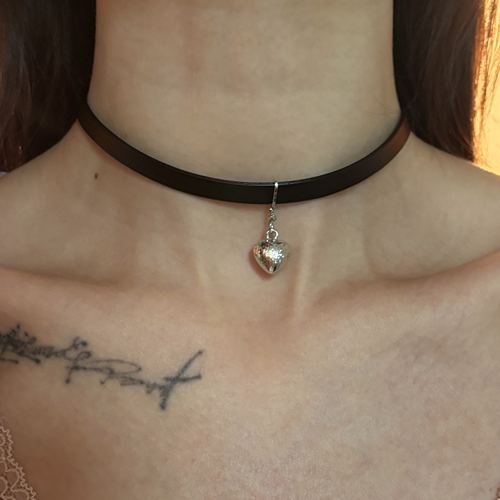 [楼哈哈]黑色皮革choker金属爱心吊坠项圈女颈带y2k辣妹甜酷颈链