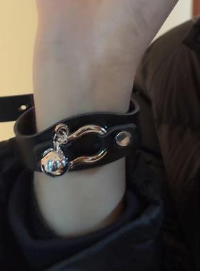 [楼哈哈]原创小众亚文化朋克pu皮革马蹄扣铃铛手环男女个性手腕带