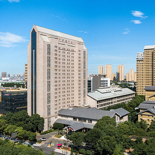 【位置优越】地处新吴区长江路，近泰山路口，出行便捷 【豪华体验】宽敞客房48平米起，享双人早餐及景点门票 【美食享受】多样餐厅选择，从下午茶到国际美食应有尽有 【景区联动】景区权益三选一(古运河/锡惠/蠡园)，全程不加价