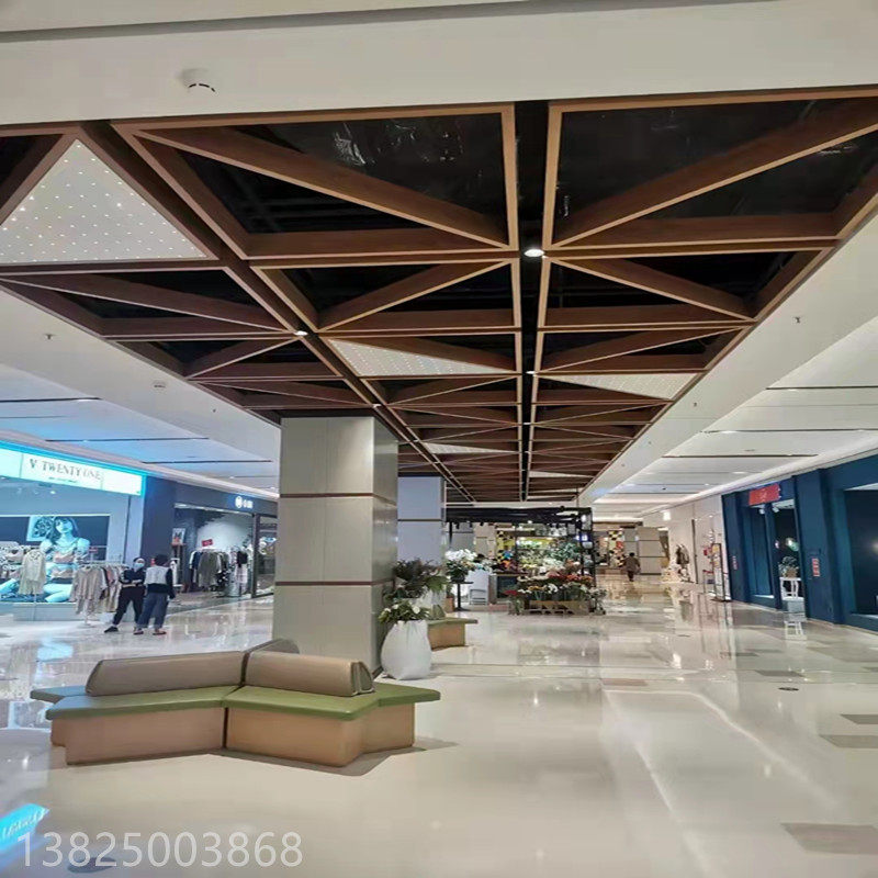 商场木纹色三角造型铝合金方通网格吊顶型材铝方管拼装三角形格栅