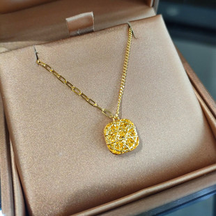新款24K黄金色拉丝小方糖项炼女轻奢999爆闪镂空小黄钻吊坠锁骨炼