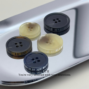 大衣外套西裤 树脂四眼纽扣英文字母条纹边男女风衣西装 扣子 Jay