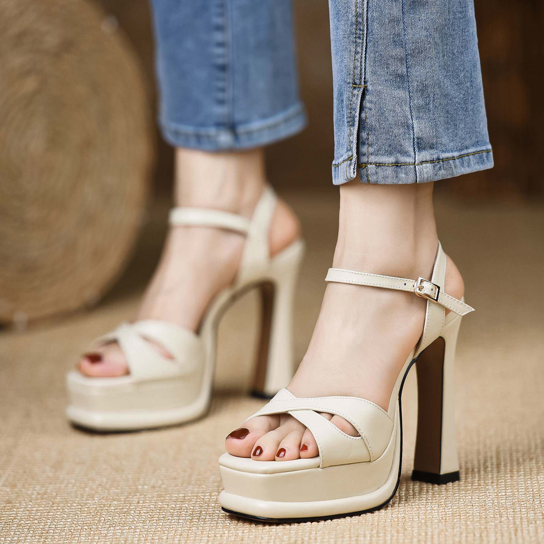 熊大叔女鞋12.5cm粗跟高跟欧美时尚凉鞋夏季防水台羊皮增高白色