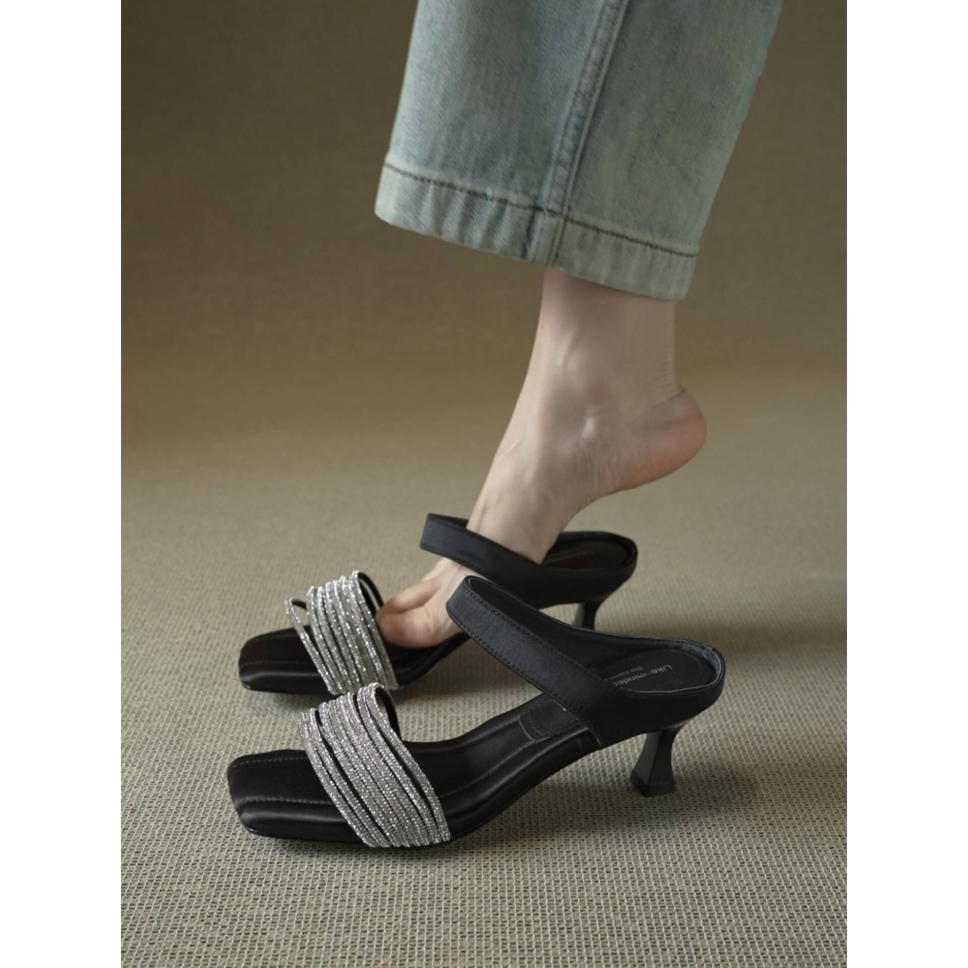 ins高级感猫跟银色水钻一字拖2026新款夏外穿5.5cm高跟凉拖鞋女鞋