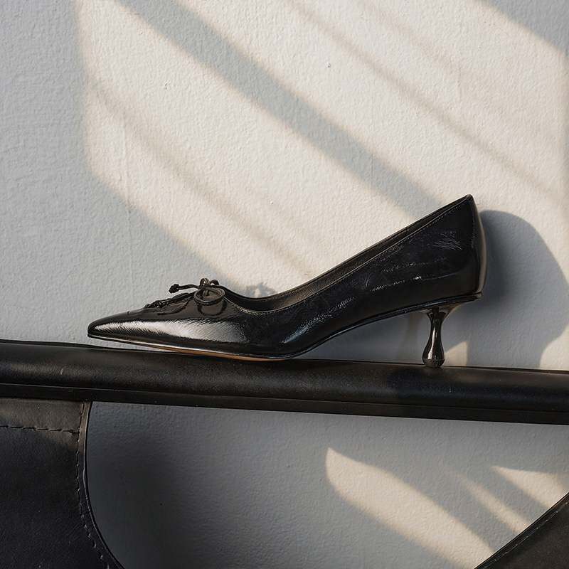 Destiny屿觅 26早春新款小尖头真皮浅口绑带单鞋小猫跟银色高跟鞋