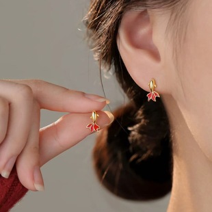 红色锦鲤耳钉女小众设计精致螺丝拧扣耳环女新年好运高级感耳饰